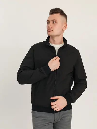 Куртка легкая спортивная с воротником-стойкой